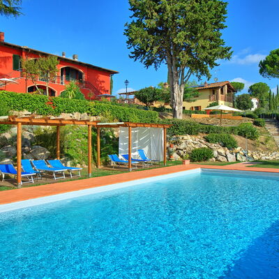 Casa Rossa: L'Eau, Bâtiment, Plante, Ciel, Propriété, Piscine, Arbre, Bleu Azur, La Nature, Bleu