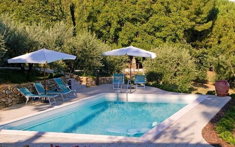 Gli Appartamenti Di Manuela: Piscine, Propriété, Loisir, Immobilier, Recours, Patio, Bâtiment, Biens, Arrière-Cour, Domicile