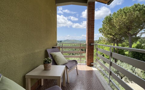 Gli Appartamenti Di Manuela: Bois, Mobilier De Jardin, Chaise, Tache De Bois, Porche, Dur, Ombre, Balcon, Eco Hôtel, Accoudoir