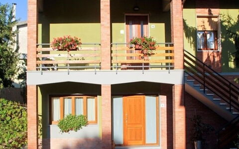 Gli Appartamenti Di Manuela: Maison, Propriété, Bâtiment, Domicile, Porche, Architecture, Façade, Immobilier, Zone Résidentielle, Toit