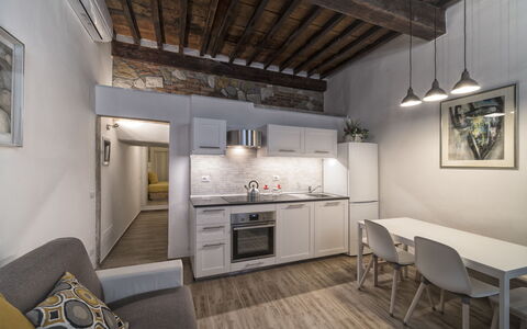 Guelfa House: Propriété, Pièce, Bâtiment, Design Intérieur, Meubles, Maison, Plafond, Immobilier, Sol, Grenier