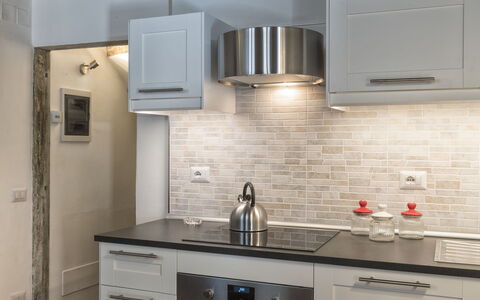 Guelfa House: Comptoir, Cabinetry, Pièce, Cuisine, Meubles, Propriété, Bâtiment, Design Intérieur, Plafond, Sol