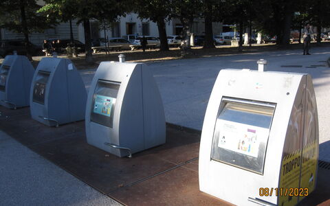 Guelfa House: Véhicule À Moteur, Arbre, Gaz, Teintes Et Ombres, Machine, Ville, Un Événement, Asphalte