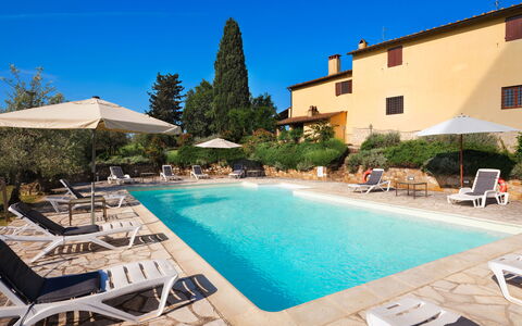 Pozzo Dei Desideri: L'Eau, Ciel, Plante, Propriété, Bâtiment, Meubles, Piscine, Bleu Azur, Fenêtre, Mobilier De Jardin