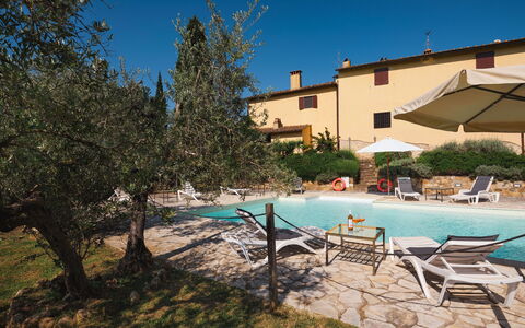 Pozzo Dei Desideri: L'Eau, Plante, Bâtiment, Meubles, Ciel, Piscine, Chaise, Ombre, Mobilier De Jardin, Balancelle