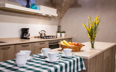 Appartamento La Corte: Vaisselle, Table, Propriété, Meubles, Vaisselle, Plante, Fleur, Vert, Bâtiment, Design Intérieur