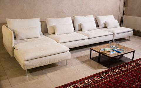 Appartamento La Corte: Canapé, Meubles, Rectangle, Bois, Design Intérieur, Salon, Sol, Canapé-Lit, Sol, Table