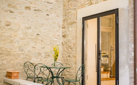 Appartamento La Corte: Bâtiment, Plante, Porte, Fenêtre, Bois, Brique, Maison, Surface De La Route, Pot De Fleur, Brickwork