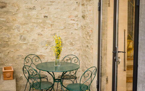 Appartamento La Corte: Meubles, Table, Plante, Bois, Fleur, Chaise, Design Intérieur, Bâtiment, Sol, Sol