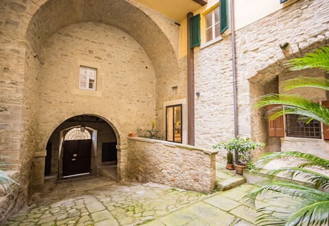 Appartamento La Corte: Plante, Vert, Bâtiment, Brique, Fenêtre, Porte, Immobilier, Terrestre Des Plantes, Façade, Brickwork