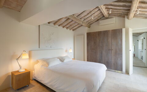 Tenuta Pomona: Lit, Meubles, Chambre, Mur, Design Intérieur, Literie, Drap De Lit, Bois, Sol, Sol