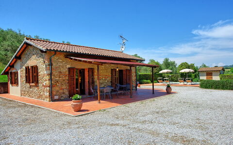 Cuccardino: Ciel, Nuage, Plante, Fenêtre, Arbre, Lot Terre, Porte, Bâtiment, Maison, Ombre
