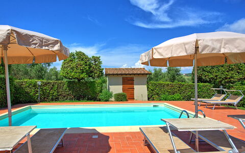 Cuccardino: Nuage, Propriété, Ciel, Piscine, Plante, L'Eau, Bleu Azur, Ombre, Mobilier De Jardin, Arbre