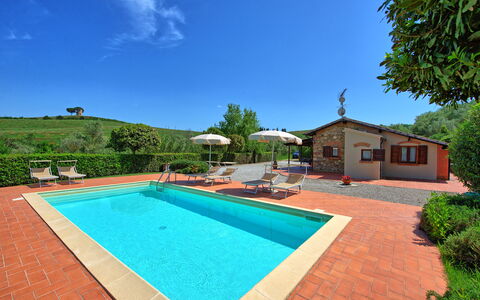 Cuccardino: L'Eau, Plante, Ciel, Propriété, Bâtiment, Piscine, La Nature, Bleu Azur, Arbre, Ombre