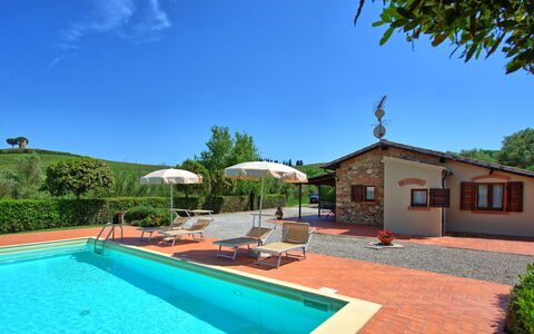 Cuccardino: L'Eau, Plante, Ciel, Bâtiment, Piscine, Arbre, Ombre, Architecture, Fenêtre, Mobilier De Jardin