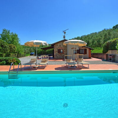 Cuccardino: L'Eau, Ciel, Plante, Propriété, Piscine, Bleu Azur, Ombre, Arbre, Mobilier De Jardin, Herbe