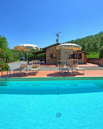 Cuccardino: L'Eau, Ciel, Plante, Propriété, Piscine, Bleu Azur, Ombre, Arbre, Mobilier De Jardin, Herbe