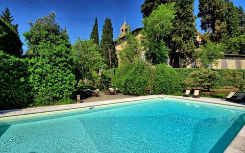 Montegufoni: Piscine, Propriété, Paysage Naturel, Immobilier, Herbe, Maison, L'Eau, Biens, Arbre, Loisir