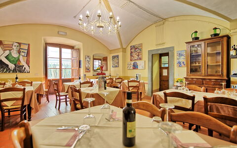 Montegufoni: Restaurant, Pièce, Propriété, Salle À Manger, Bâtiment, Design Intérieur, Immobilier, Table, Meubles, Entreprise