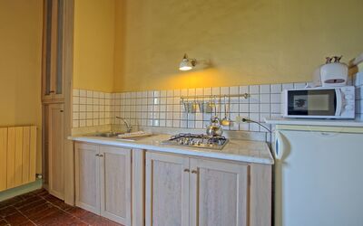 Tettoia: Propriété, Pièce, Cuisine, Comptoir, Cabinetry, Meubles, Jaune, Tuile, Bâtiment, Maison