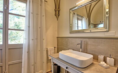 Segretario: Miroir, Robinet, Évier, Luminaire Plomberie, Lavabo, Propriété, Salle De Bains, Fenêtre, Bois, Bâtiment