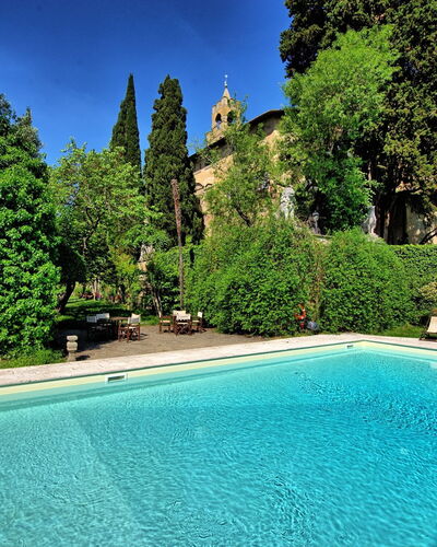 Montegufoni: Piscine, Propriété, Paysage Naturel, Immobilier, Herbe, Maison, L'Eau, Biens, Arbre, Loisir