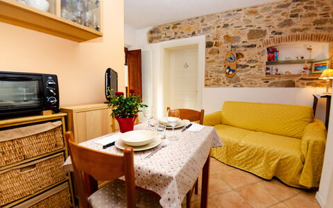 La Piccola Margherita: Pièce, Meubles, Propriété, Salon, Design Intérieur, Jaune, Bâtiment, Table, Immobilier, Maison