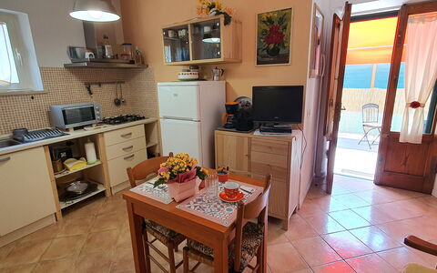 La Piccola Margherita: Pièce, Propriété, Meubles, Bâtiment, Sol, Cuisine, Comptoir, Design Intérieur, Maison, Table