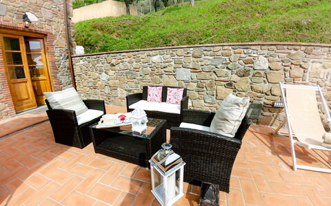 Alla Piazzetta: Propriété, Mur, Pièce, Meubles, Brique, Bâtiment, Maison, Immobilier, Patio, Sol