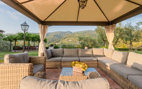 Villa Roncovisi: Propriété, Immobilier, Meubles, Pièce, Domicile, Biens, Maison, Ombre, Design Intérieur, Bâtiment