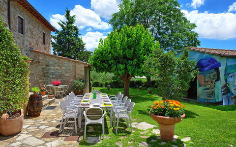 Villa Sonia: Propriété, Cour, Maison, Jardin, Bâtiment, Immobilier, Arbre, Arrière-Cour, Herbe, Domicile