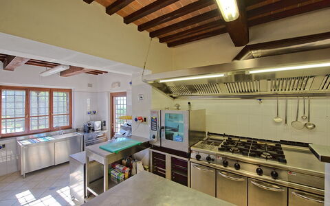 Villa Umbra: Propriété, Pièce, Bâtiment, Plafond, Design Intérieur, Maison, Meubles, Immobilier, Cuisine, Architecture