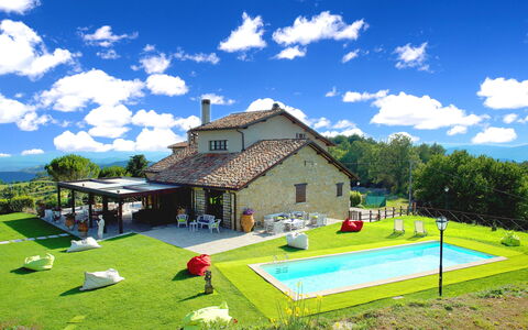 Villa Umbra: Propriété, Maison, Paysage Naturel, Ciel, Herbe, Immobilier, Domicile, Lot Terre, Bâtiment, Biens