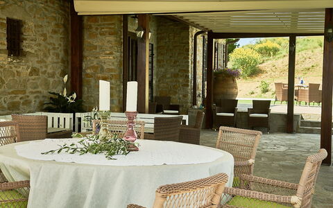 Villa Umbra: Propriété, Nappe De Table, Pièce, Meubles, Restaurant, Design Intérieur, Bâtiment, Table, Salle À Manger, Maison