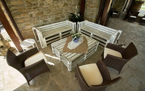 Villa Umbra: Meubles, Pièce, Design Intérieur, Table, Architecture, Table Basse, Salon, Conception, Sol, Chaise