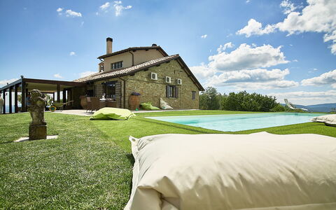 Villa Umbra: Propriété, Maison, Ciel, Domicile, Paysage Naturel, Herbe, Bâtiment, Immobilier, Chalet, Ferme
