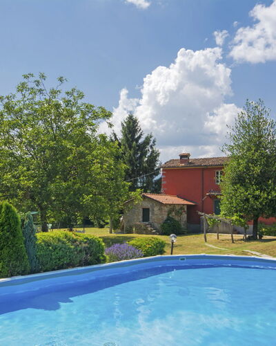 San Bernardino: Nuage, L'Eau, Ciel, Plante, Piscine, Bâtiment, Bleu Azur, Arbre, Ombre, Paysage Naturel