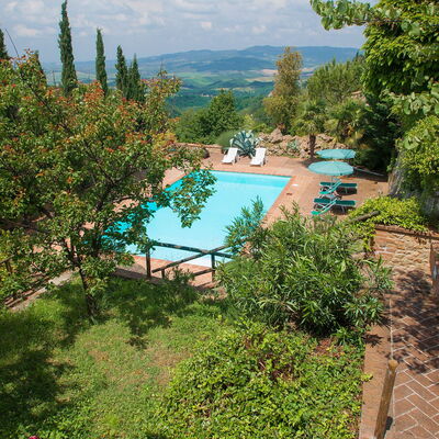 Le Pergole: Piscine, Propriété, Végétation, Paysage Naturel, Immobilier, Région Sauvage, Botanique, Arbre, Biens, Vacances