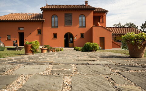 Incanto Toscano: Plante, Ciel, Bâtiment, Propriété, Fenêtre, Nuage, Porte, Maison, Lot Terre, Surface De La Route