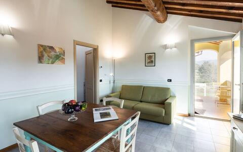 Incanto Toscano: Table, Propriété, Meubles, Canapé, Cadre, Bois, Éclairage, Design Intérieur, Architecture, Salon