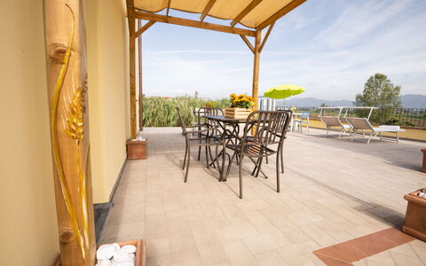 Incanto Toscano: Ciel, Propriété, Table, Plante, Design Intérieur, Bois, Ombre, Arbre, Nuage, Porche