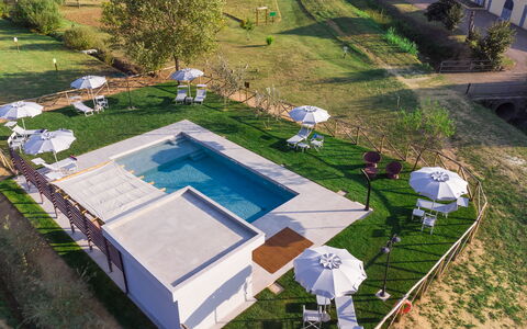 Incanto Toscano: Plante, Piscine, Design Urbain, Ombre, Bâtiment, Loisir, Herbe, Zone Résidentielle, Chaise, Toit
