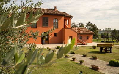 Incanto Toscano: Plante, Ciel, Bâtiment, Propriété, Fenêtre, Nuage, Maison, Arbre, Architecture, Lot Terre