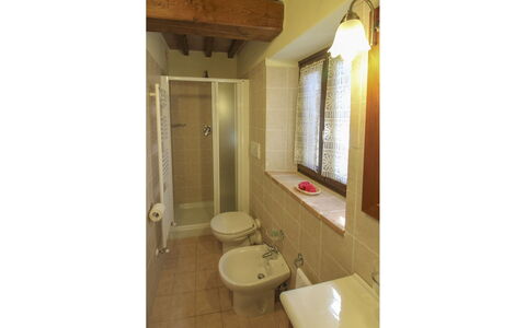 Poggio del Fabbro: Mur, Sol, Sol, Luminaire Plomberie, Salle De Bains, Design Intérieur, Plomberie, Lavabo, Pièce, Porte