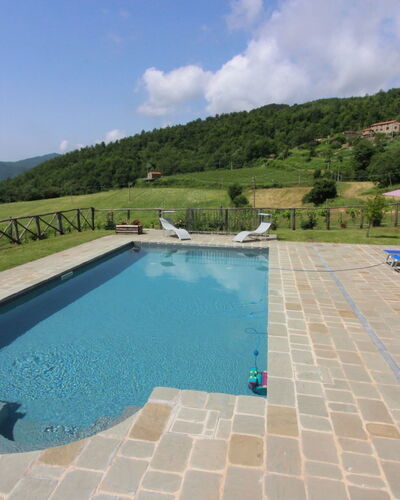 Poggio del Fabbro: L'Eau, Ciel, Nuage, Propriété, Bâtiment, Piscine, Bleu Azur, Mobilier De Jardin, Ombre, Chaise