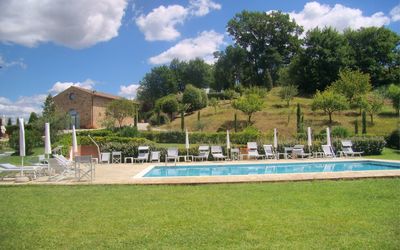 Caselsa: Nuage, Ciel, Plante, Arbre, Paysage Naturel, Herbe, Piscine, Loisir, Design Urbain, Des Loisirs