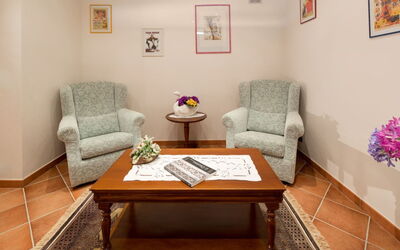 Diamond: Pièce, Meubles, Propriété, Salon, Design Intérieur, Table, Sol, Table Basse, Mur, Maison