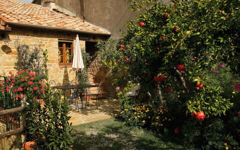 Agriturismo le Calle: Fleur, Plante, Bâtiment, Fenêtre, Feuille, Végétation, Maison, Biome, Chalet, Paysage