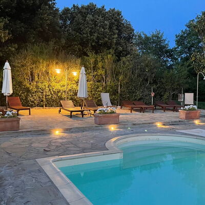 Agriturismo le Calle: L'Eau, Plante, Propriété, Piscine, Arbre, Ciel, Mobilier De Jardin, Chaise, Loisir, Immobilier