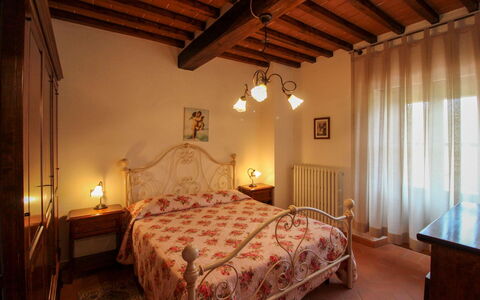 Borgo di Usciano: Meubles, Lit, Design Intérieur, Chambre, Mur, Drap De Lit, Plafond, Pièce, Literie, Sol